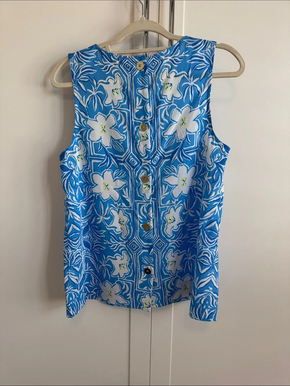 Lilly Pulitzer Iona top with back gold buttons